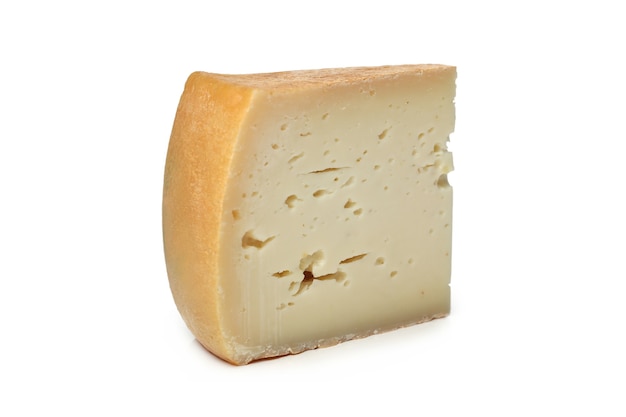 Trozo de queso sobre una superficie blanca