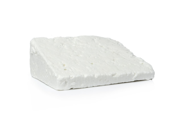 Trozo de queso sobre una superficie blanca