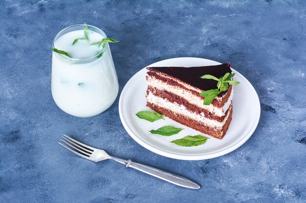 Un trozo de tarta de chocolate con leche y menta.