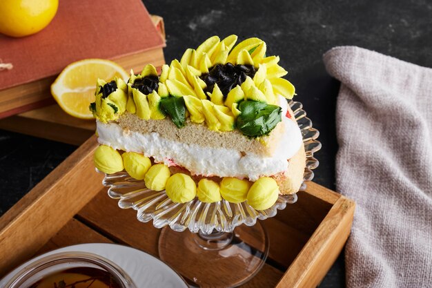 Un trozo de tarta decorada con crema de girasol.