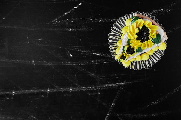 Un trozo de tarta decorada con crema de girasol.