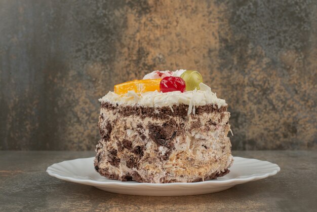 Un trozo de tarta dulce en la placa blanca.