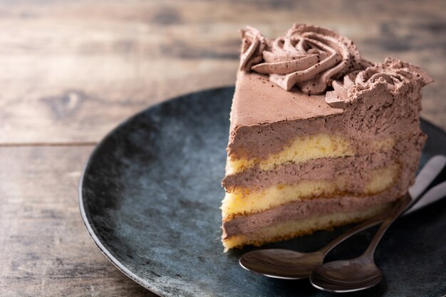 Trozo de tarta de trufa de chocolate sobre mesa de madera