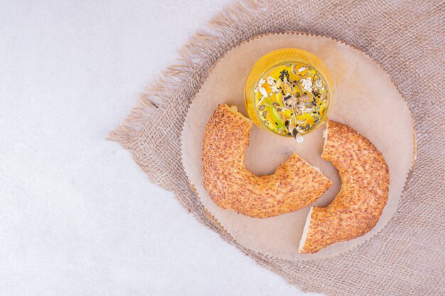 Trozos de bagel con un vaso de limonada