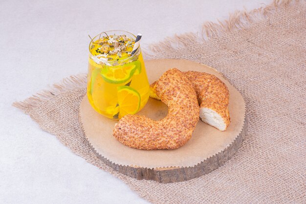 Trozos de bagel con un vaso de limonada