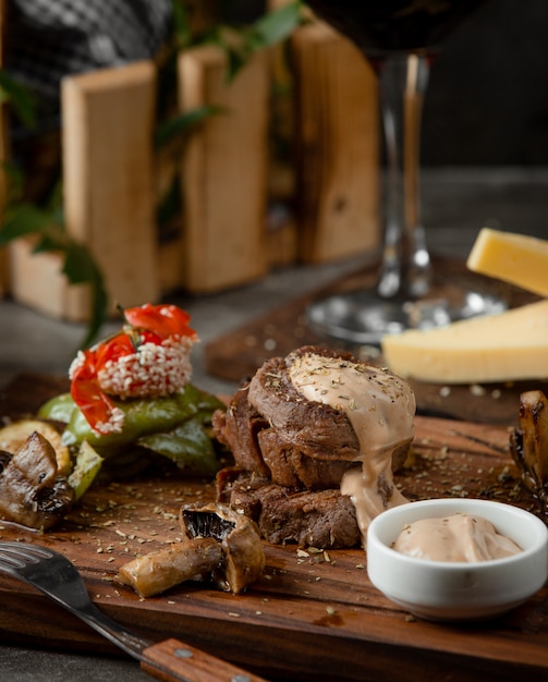 trozos de bistec a la parrilla con verduras y salsa a la parrilla, en estilo rústico