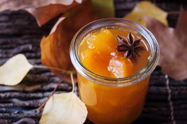 Trozos de calabaza en un vaso de cristal