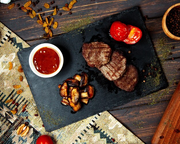 Trozos de carne frita y champiñones fritos