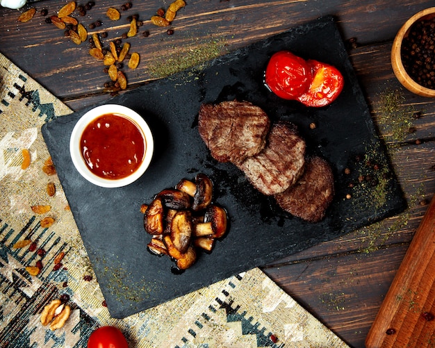 Trozos de carne frita y champiñones fritos