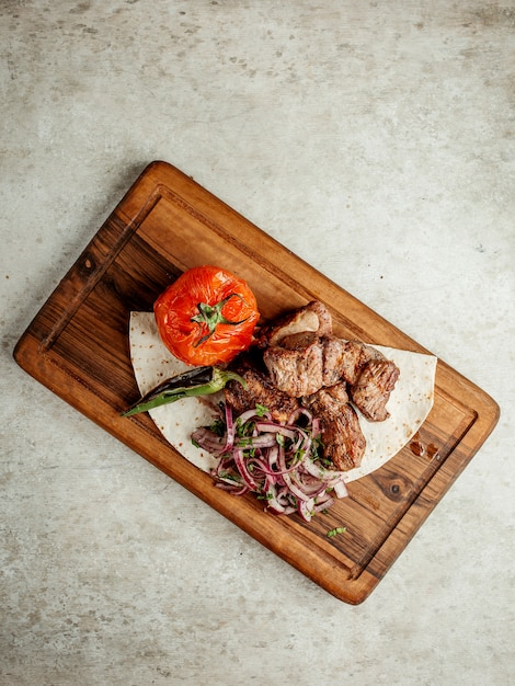 Trozos de carne frita con verduras