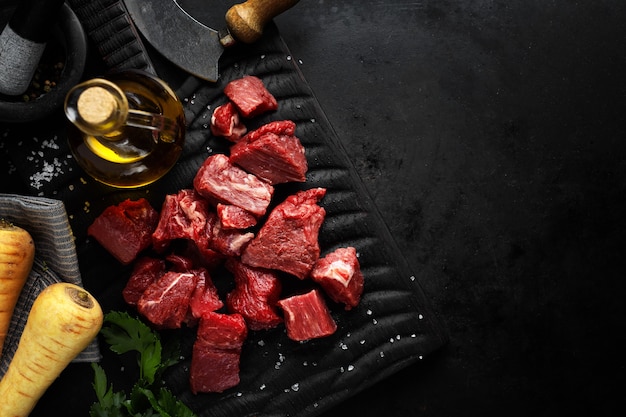 Trozos de carne con ingredientes servidos en la mesa