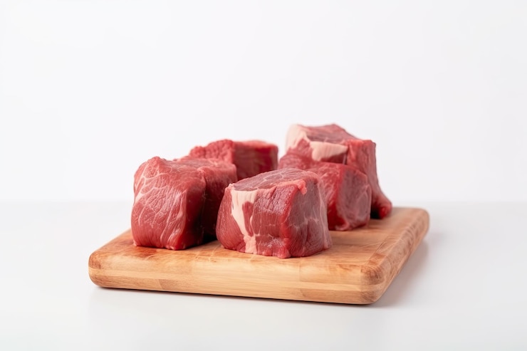 Foto gratuito trozos de carne de solomillo cruda en una tabla de cortar aislada sobre fondo blanco ai generativo