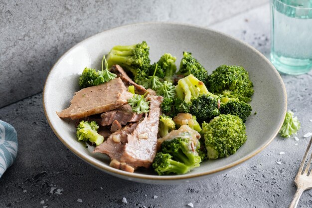 Foto gratuita trozos de carne con verduras en el plato