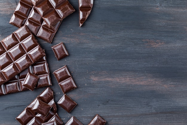 Trozos de chocolate en la mesa de madera