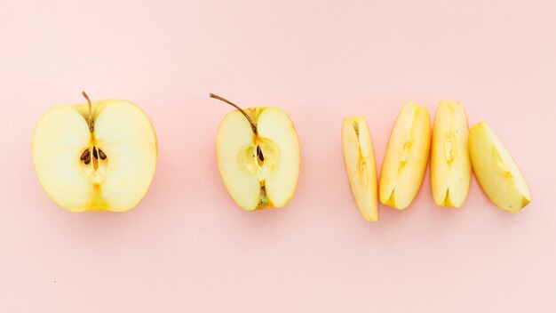 Trozos de deliciosa manzana amarilla madura