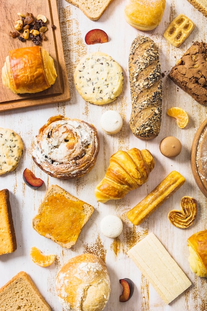 Trozos de frutas en medio de pastelería