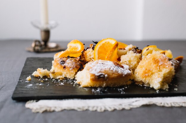 Trozos de galleta servidos con naranja