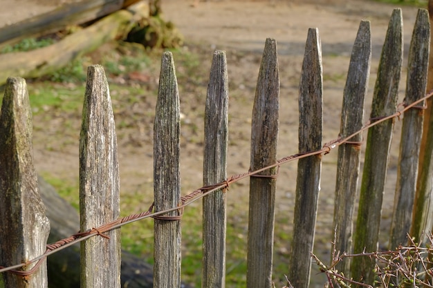 Trozos de madera uno al lado del otro formando una valla