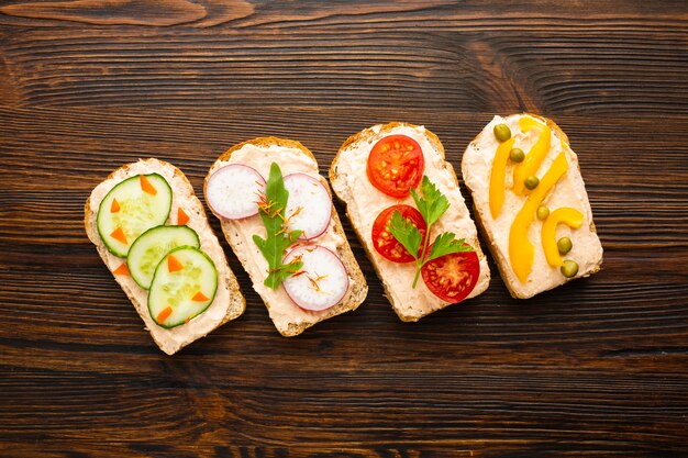 Trozos de pan con verduras