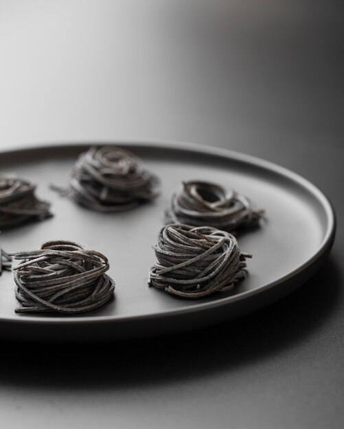 Trozos de pasta oscura en un plato oscuro