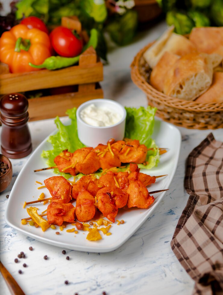 Foto gratuito trozos de pechuga de pollo, sish kebab, a la parrilla y servidos con salsa de crema, sumakh y lechuga