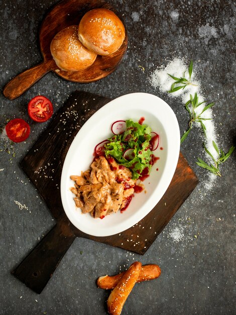 Trozos de pollo con cebolla frita en salsa