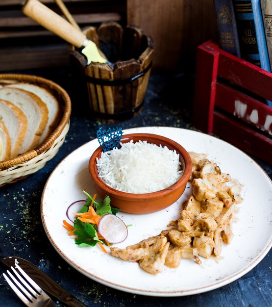 Trozos de pollo frito con arroz