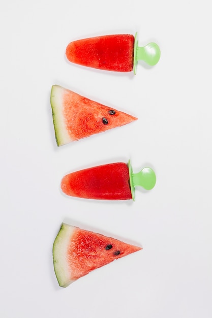 Foto gratuita trozos de sandía con hielo de frutas