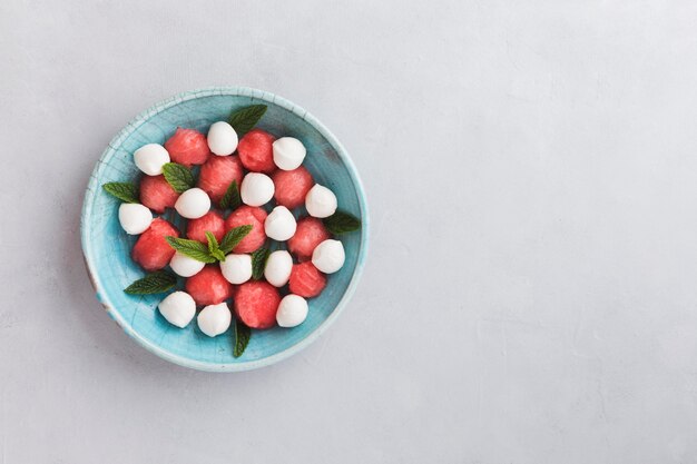 Trozos de sandía y mozzarella copian espacio