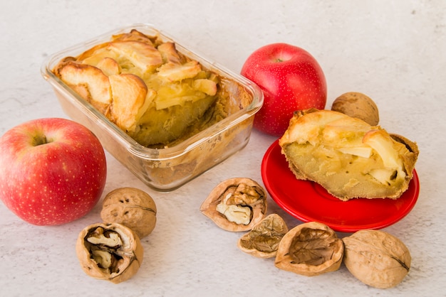 Foto gratuita trozos de tarta de manzana en la mesa