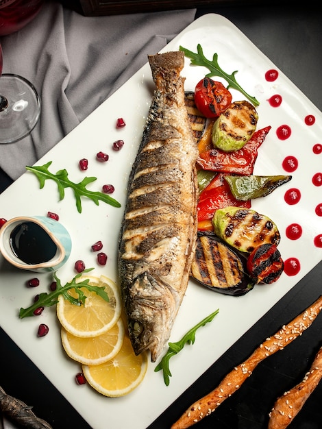 trucha a la parrilla con berenjenas calabacín pimiento y salsa de granada