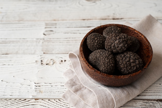 Trufas de alto ángulo en un tazón bodegón