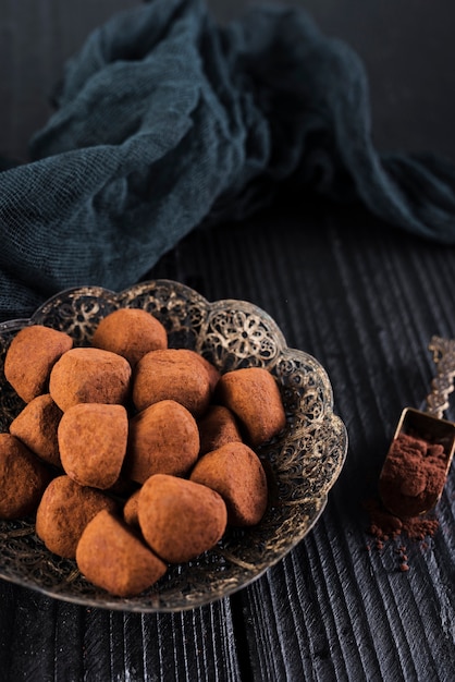 Foto gratuita trufas de alto ángulo en tazón vintage