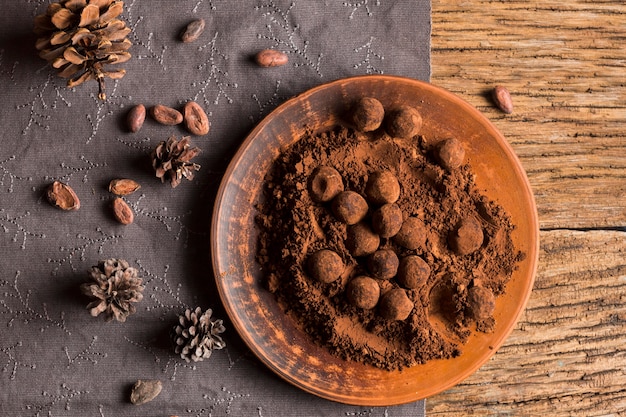 Foto gratuita trufas de chocolate planas en polvo de cacao