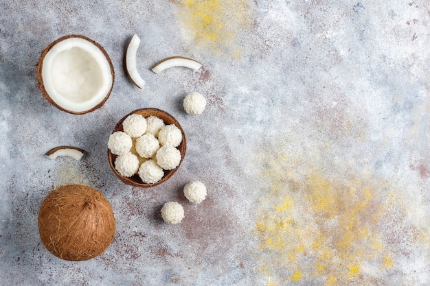 Foto gratuita trufas de coco y chocolate blanco con medio coco