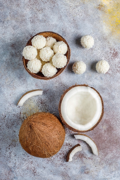 Foto gratuita trufas de coco y chocolate blanco con medio coco