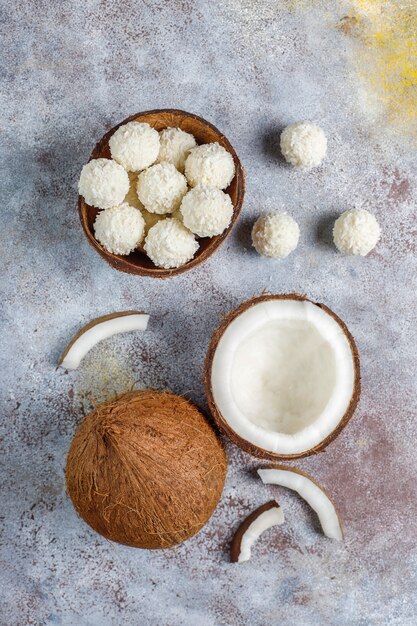 Trufas de coco y chocolate blanco con medio coco