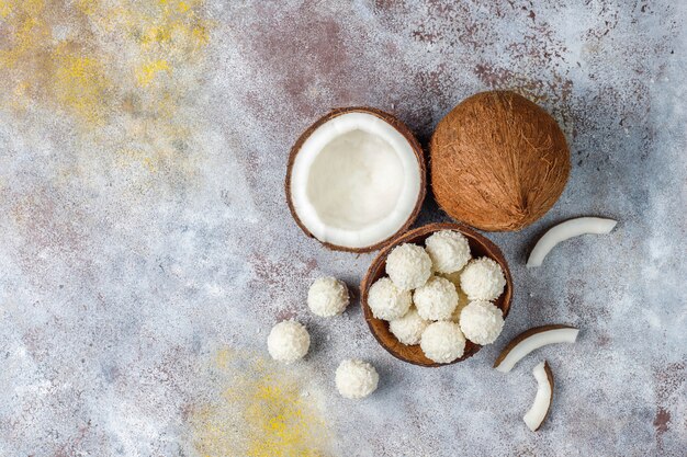 Trufas de coco y chocolate blanco con medio coco