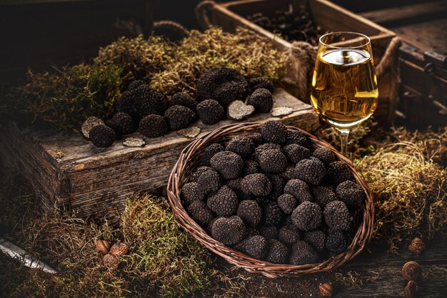 Trufas negras recién cogidas en mesa de mercado con una decoración muy elegante