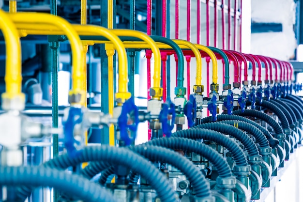 Tuberías de acero y cables en una planta