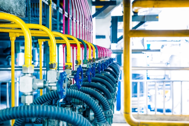 Tuberías de acero y cables en una planta