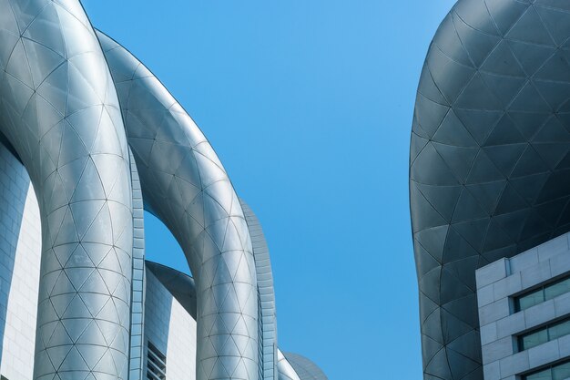 Tuberías de refrigeración con el cielo de fondo