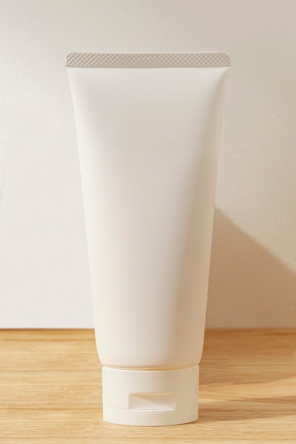 Tubo de crema facial blanca, producto de belleza.