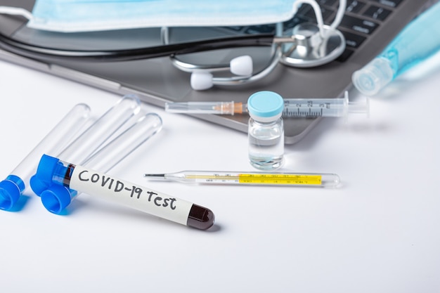 Tubo de ensayo con muestra de sangre para prueba COVID-19