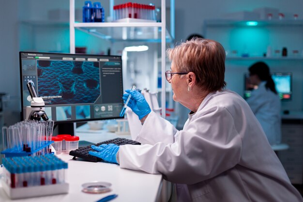 Tubo de ensayo en virus médico de laboratorio de ingeniería moderna, experiencia en muestras