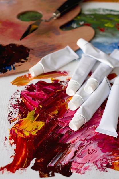 Foto gratuita tubos de pintura al óleo para pintar