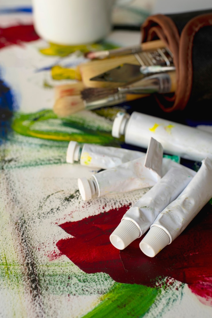 Foto gratuito tubos de pintura al óleo para pintar