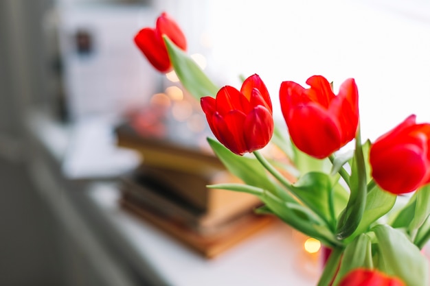 Foto gratuita tulipanes en el alféizar de la ventana