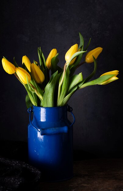 Tulipanes amarillos en florero