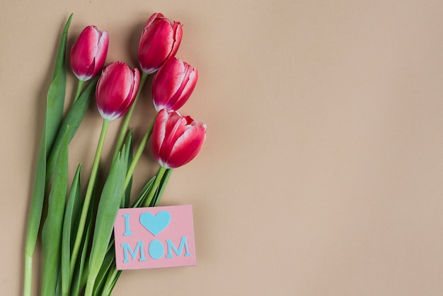 Foto gratuita tulipanes bonitos con tarjeta para el día de la madre